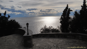 Вид на Эгейское море с храмовой дорожки