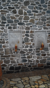 Иконы перед входом в храм.