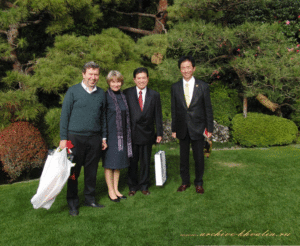 Олег Рябов с женой Еленой и японские представители СацуРо