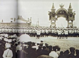 парад войск у Триумфальной арки. Фото: www.vk.com/arkakhv
