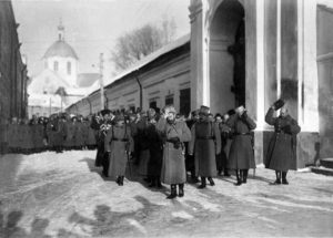 Государь выходит из Могилевского собора. Источник: www.smolbattle.ru